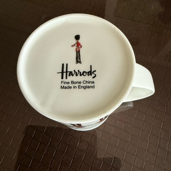 Harrods Royal Guard White and Red Mug - Picture 4 of 6